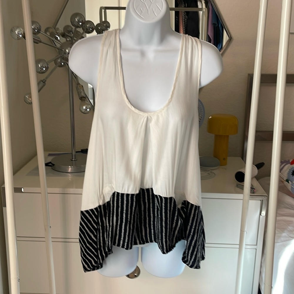 Uniq white and black racer back blouse tank top scoop neck size Small preowned